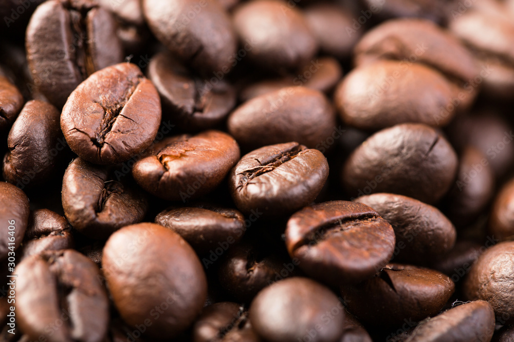 Naklejka premium Palone ziarna kawy z bliska