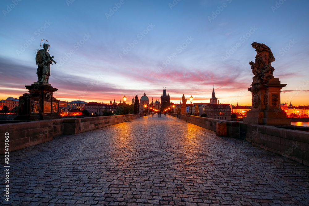 Φωτογραφία Charles Bridge along is beautiful view of Old Town buildings  in sunrise in Prag