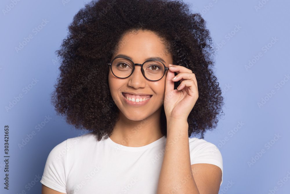 Φωτογραφία Head shot portrait smiling African American girl wearing glasses