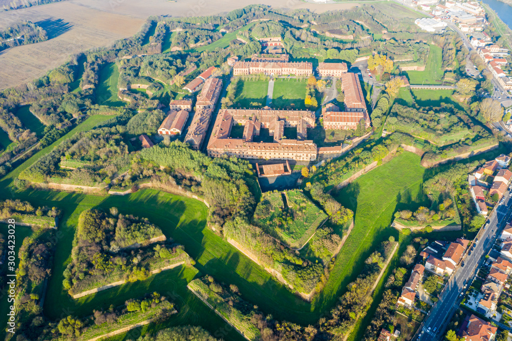 Φωτογραφία Aerial helicopter view of walls, moats, bastions, earthworks, outworks and barracks of modern six-star hexagon shaped renaissance fortress Cittadella of Alessandria on river Tanaro