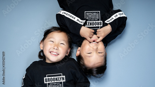 les filles asiatiques heureux en studio photo shoot rennes france