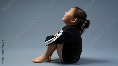 les filles asiatiques heureux en studio