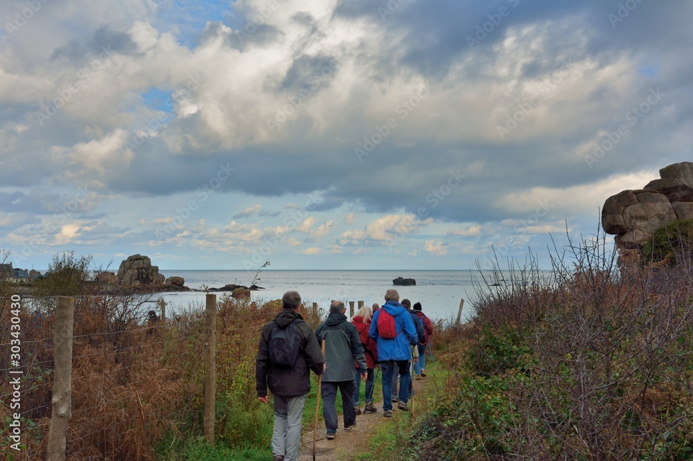 Groupe de randonneurs sur le sentier GR34 en Bretagne. France