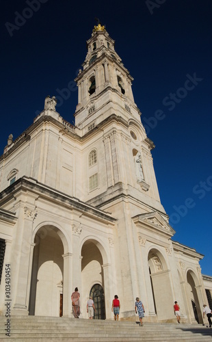 Santuário de Nossa Senhora de Fátima com turístas a visitar, Portugal