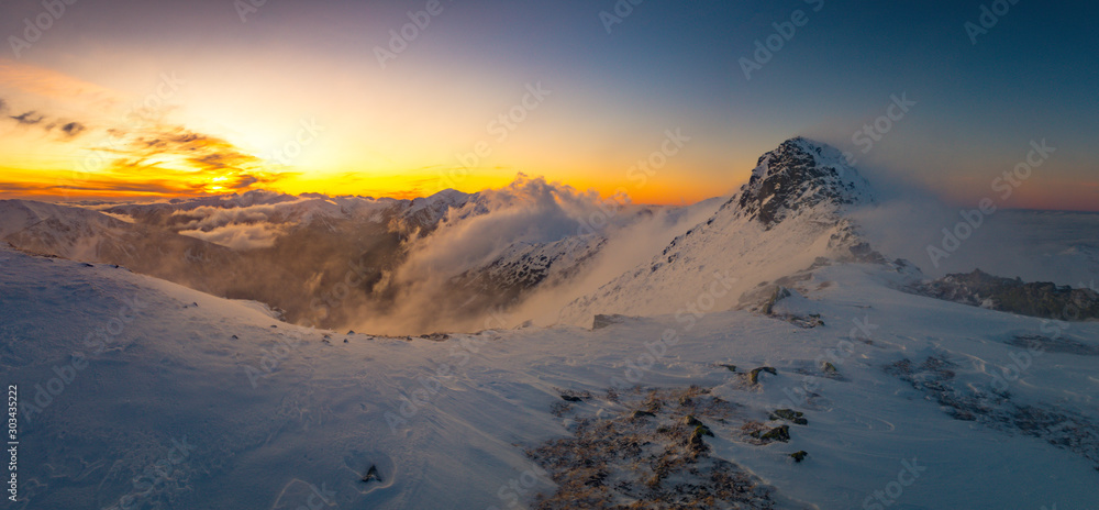 Obraz premium Tatry Zachodnie - halny wiatr, zachód słońca