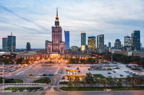 Widok na centrum Warszawy podczas zachodu słońca, Polska #303436663