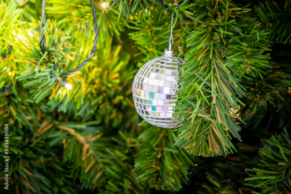 Obraz premium Gold Christmas background of de-focused lights with decorated tree