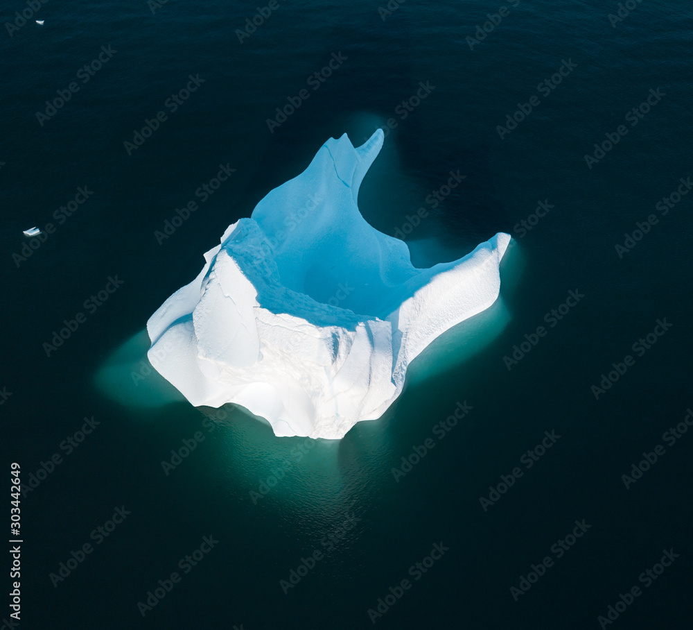 Φωτογραφία An Iceberg Of Colossal Size In The Form Of A Castle seen from above aerial