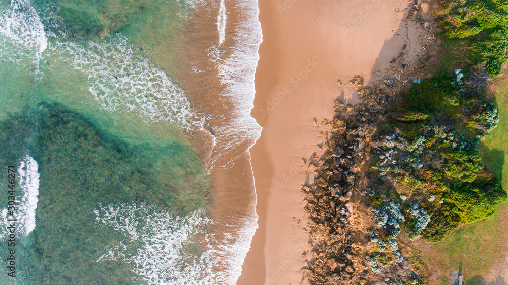 Φωτογραφία Aerial View of Waves and Beaches at Sunset Along the Great Ocean Road, Australia
