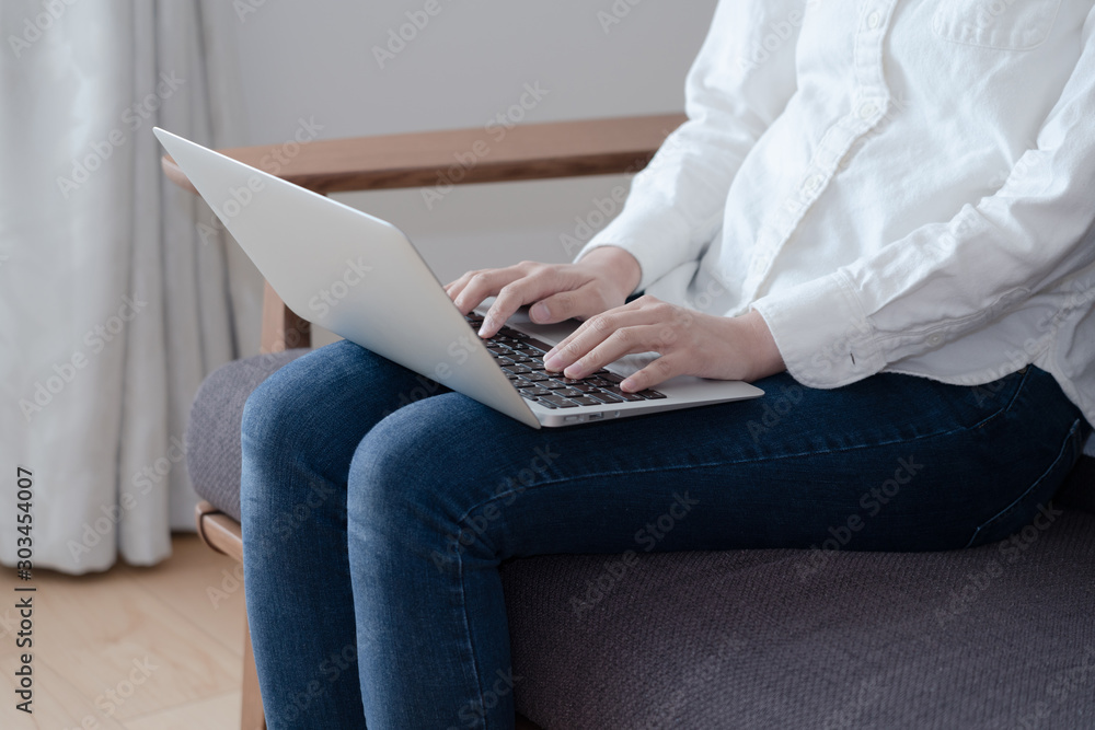 Naklejka premium ラップトップを操作する女性の手