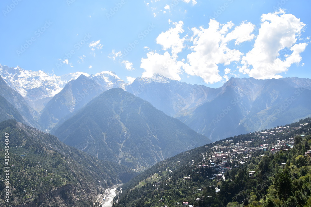 インドのヒマラヤ山岳地帯　キナウル谷のレコンピオ　美しい山と渓谷と街並み