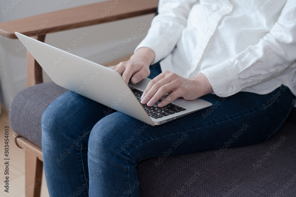 Fototapeta premium ラップトップを操作する女性の手