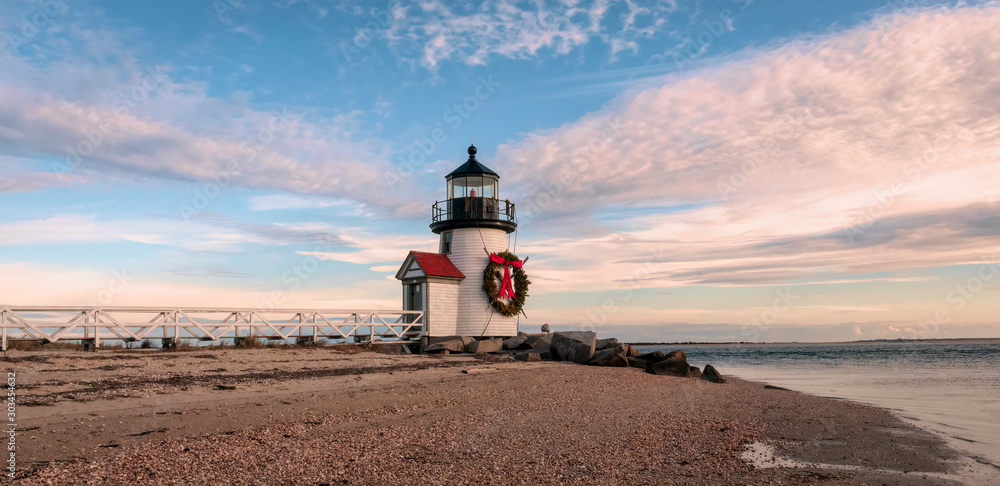 Φωτογραφία Brand Point Lighthouse, located on Nantucket Island in Massachusetts, decorated for the holidays with a Christmas wreath and crossed oars