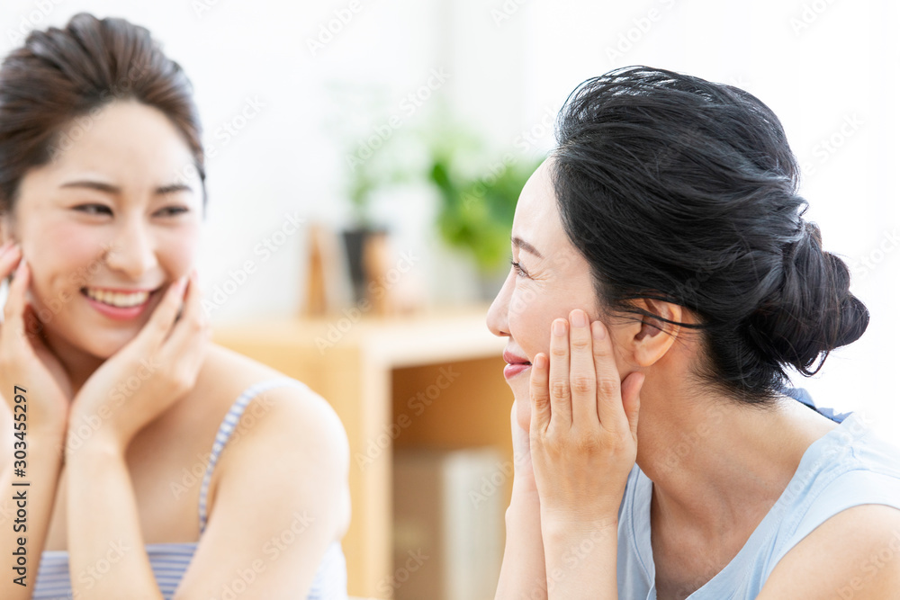 頬に手をあてる母と娘 頬に手をあてる母と娘