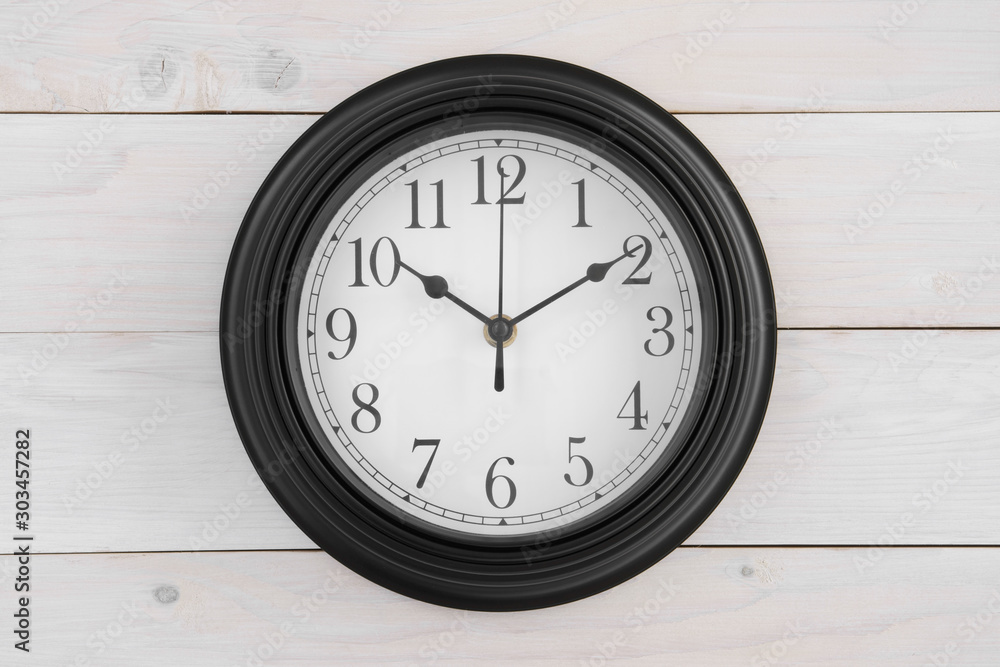 wall round clock black with white color and number classic or clockwise  with 10 o'clock