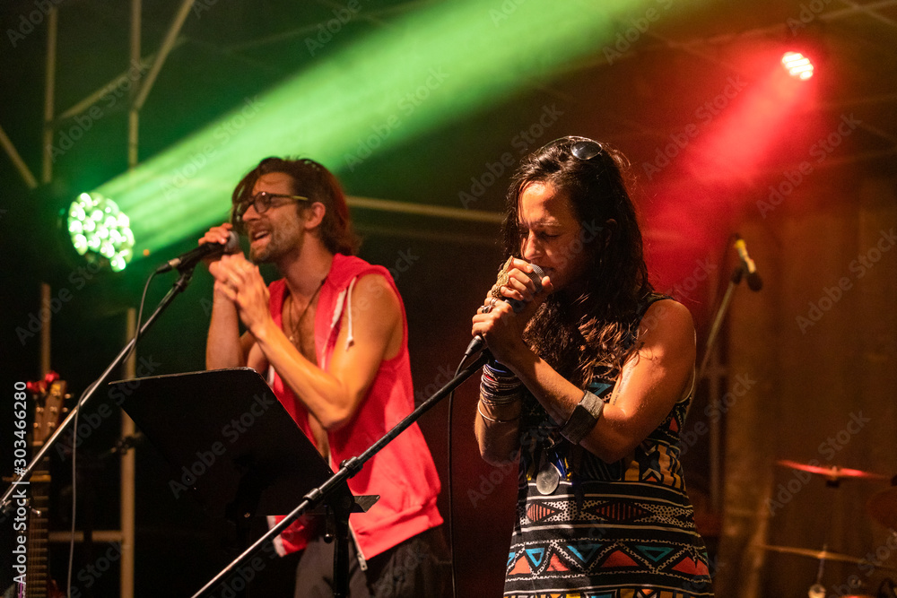 Φωτογραφία woman and man are singing and on the stage, male and female two singers performi