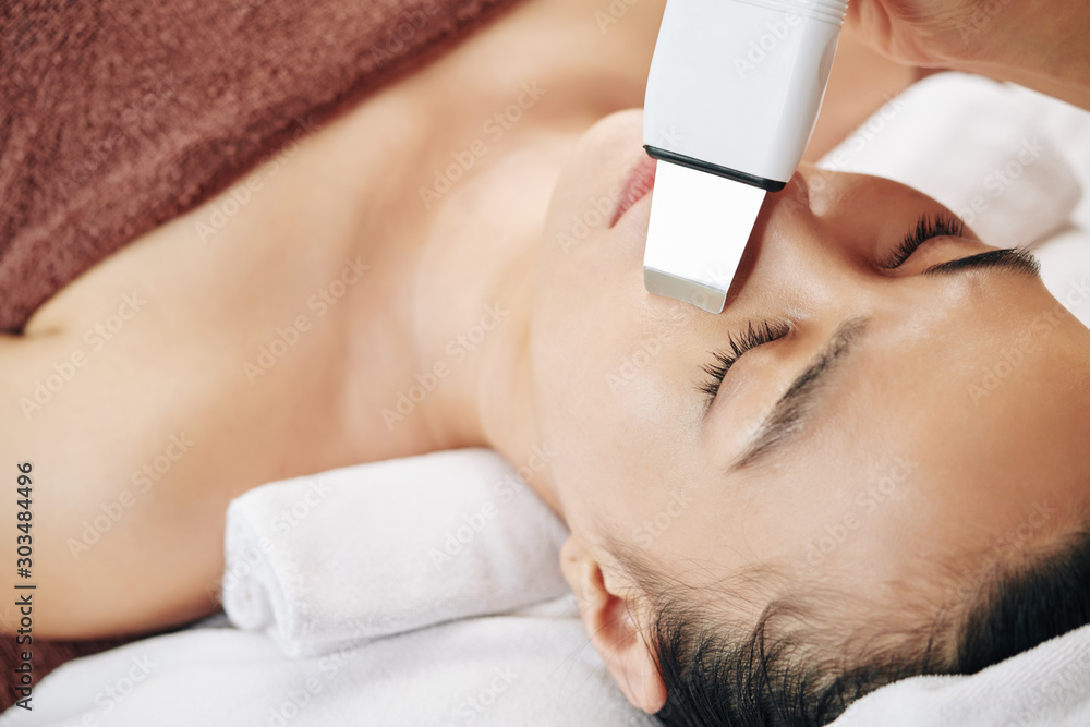 Φωτογραφία Close-up image of young woman getting ultrasound skin cleaning in beauty salon