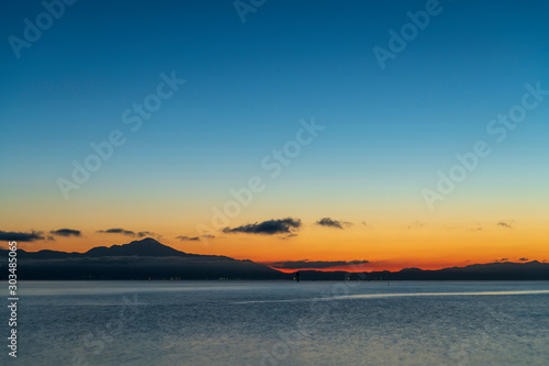 琵琶湖の日の出 © 公一 佐藤