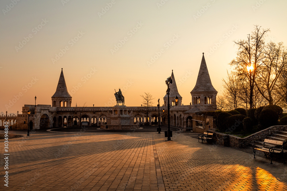 Φωτογραφία Statue of Stephen I of Hungary at the Fisherman's Bastion on a Castle Hill in Bu