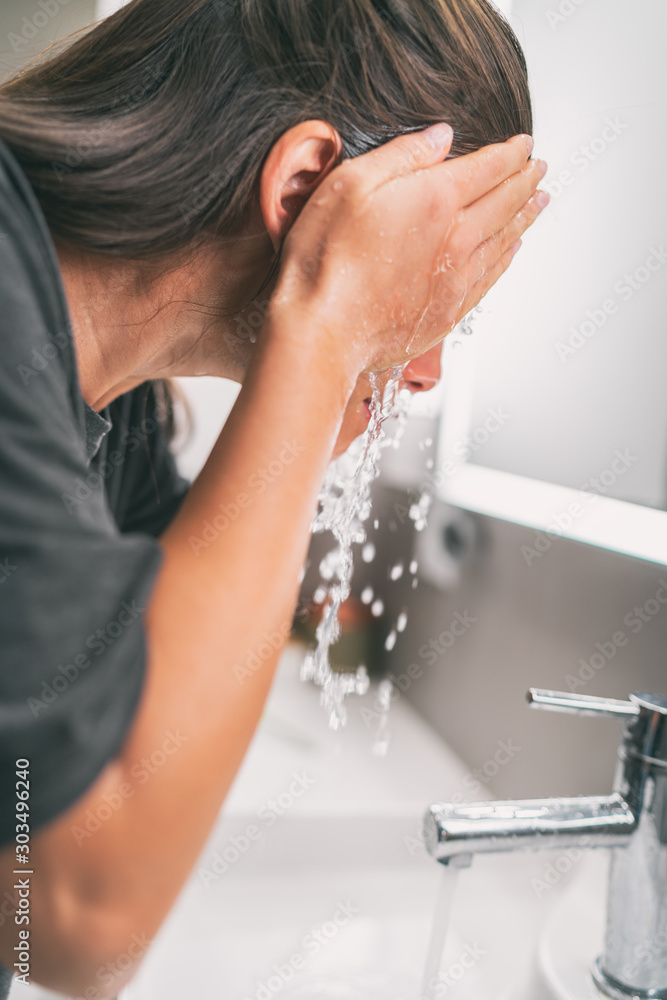 Φωτογραφία Face wash woman splashing water washing face rinsing soap from skin in sink under running cold water from faucet, Morning skincare beauty routine