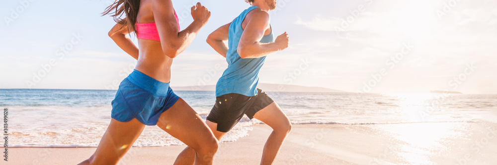 Plakat Biegaj sprawnych ludzi biegających na plaży ze zdrowym stonowanym ciałem, mięśniami ścięgien podkolanowych, zdrowym stylem życia stawu kolanowego panoramiczny transparent tło.