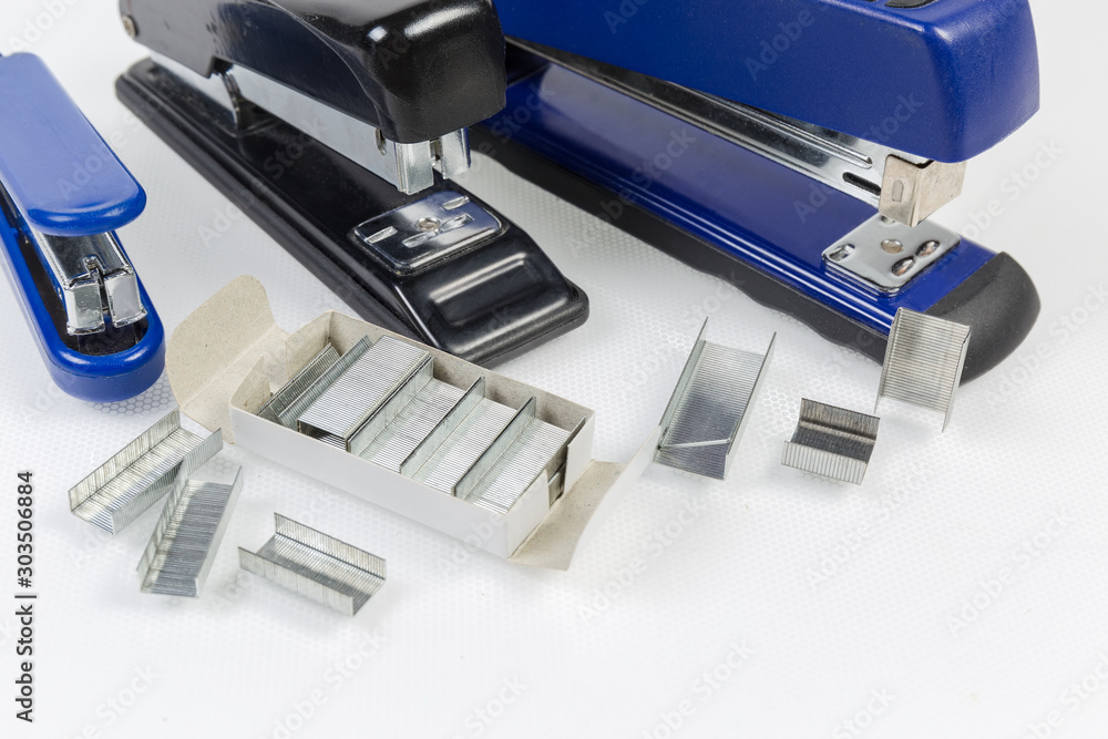 Metal staples to the paper staplers against several stapler Metal staples to the paper staplers against several stapler