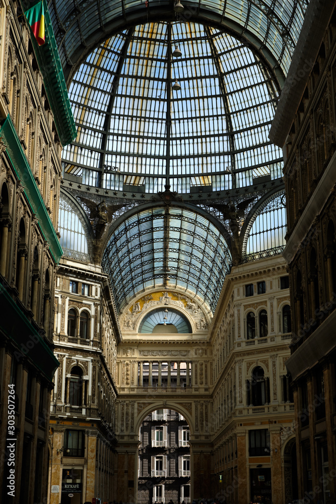Foto scattata alla Galleria Umberto I di Napoli.