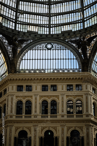 Foto scattata alla Galleria Umberto I di Napoli.