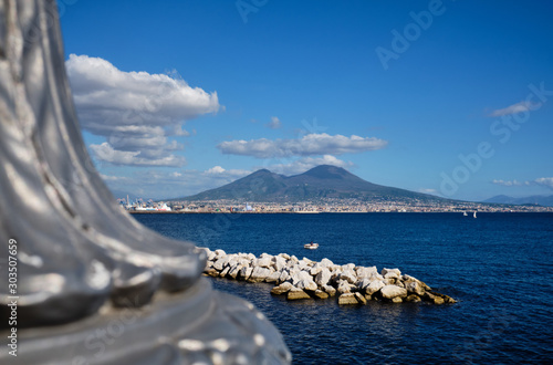 Foto Vista del Vesuvio e del golfo di Napoli scattata dal lungomare di Napoli