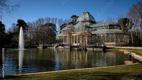 Foto scattata al famoso Palazzo di Cristallo all'interno del Parque del Retiro a Madrid. photo