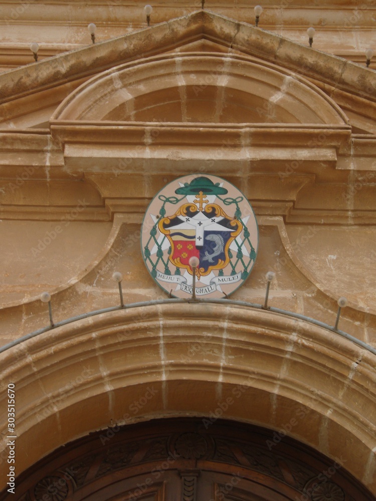 Φωτογραφία Malta Catholic church entrance symbol of region on the top
