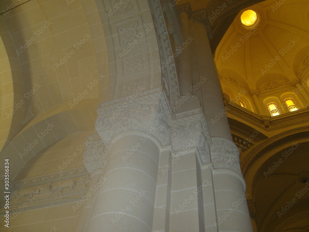 Φωτογραφία Malta island Gozo Ta Pinu sanctuary caracteristic snake symbols on pillar carvin