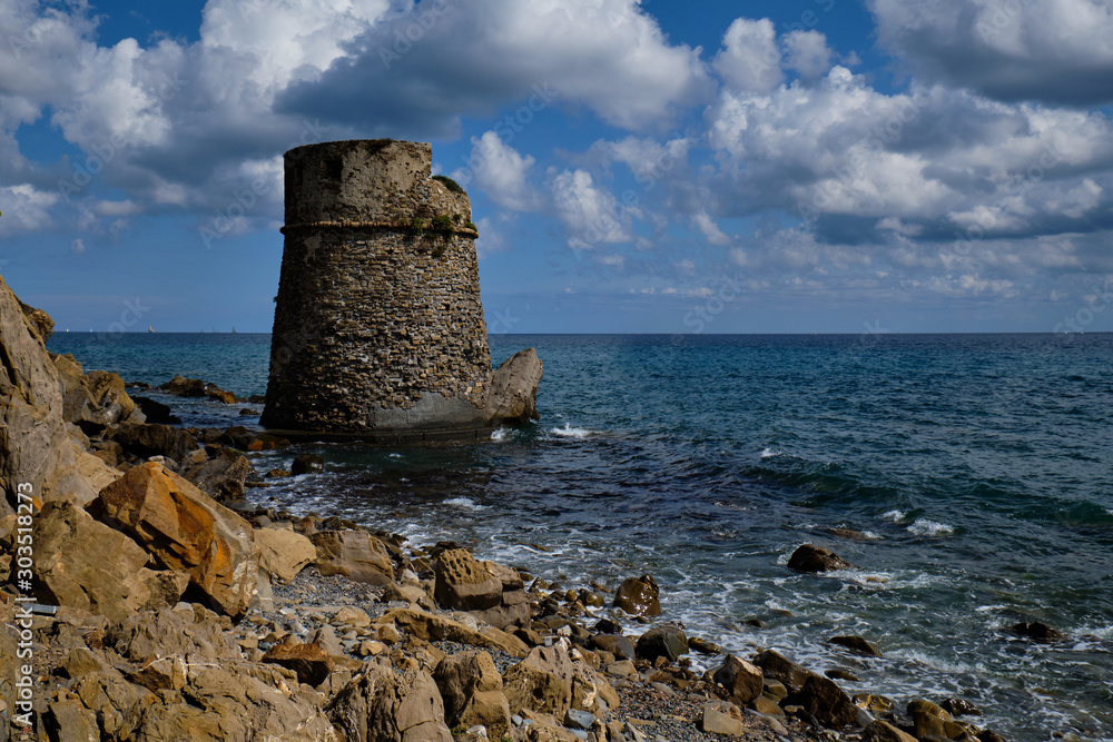 Foto della famosa Torre di Prarola sulla strada per Imperia vista dal livello del mare..
