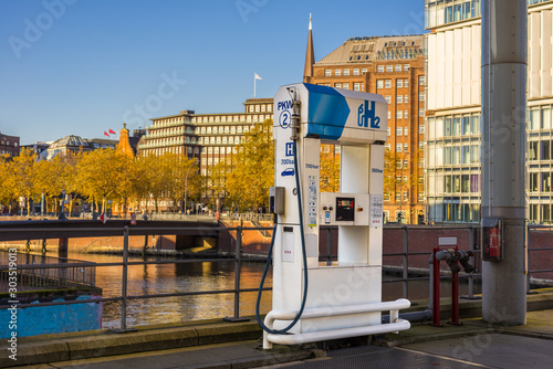 Wasserstoff Tankstelle H2 Tanks  ule in der Stadt Hamburg mit H  usern im Hintergrund