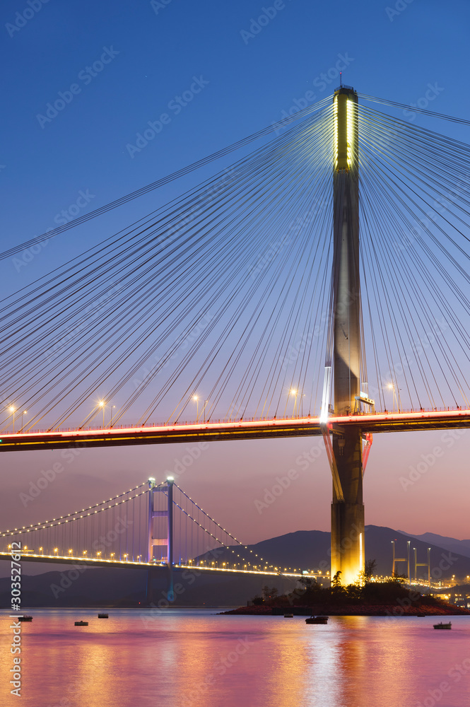 Obraz premium Ting Kau Bridge and Tsing Ma Bridge in Hong Kong at dusk