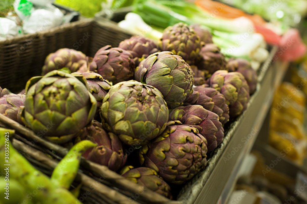 Obraz premium Artishoke in the market. Concept of healthy food, bio, vegetarian, diet.