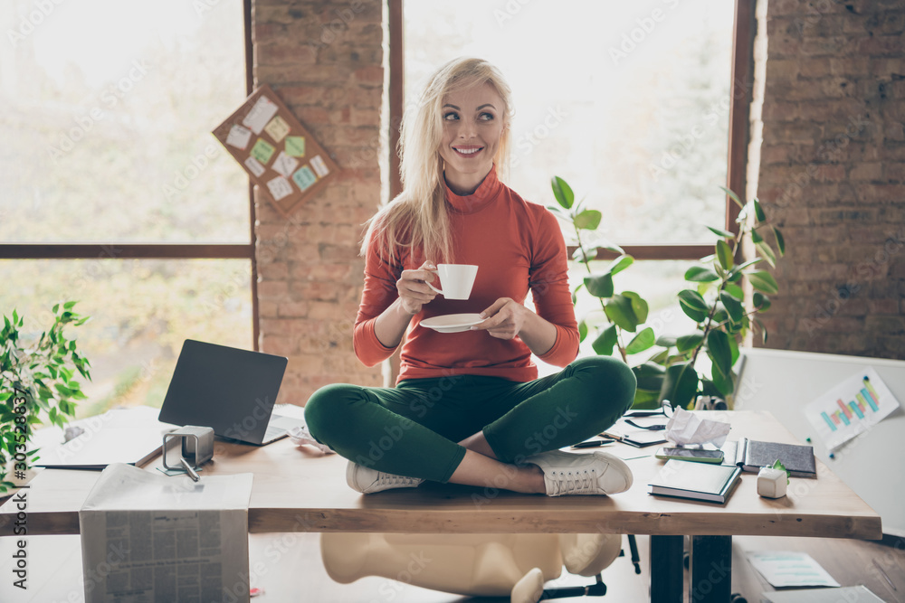 Φωτογραφία Full body photo of happy positive woman company owner sit on table crossed legs