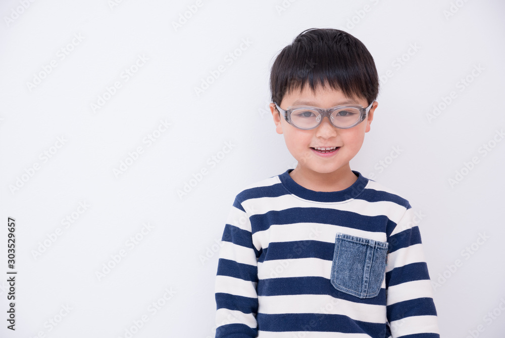 花粉症対策をする子供 花粉症対策をする子供