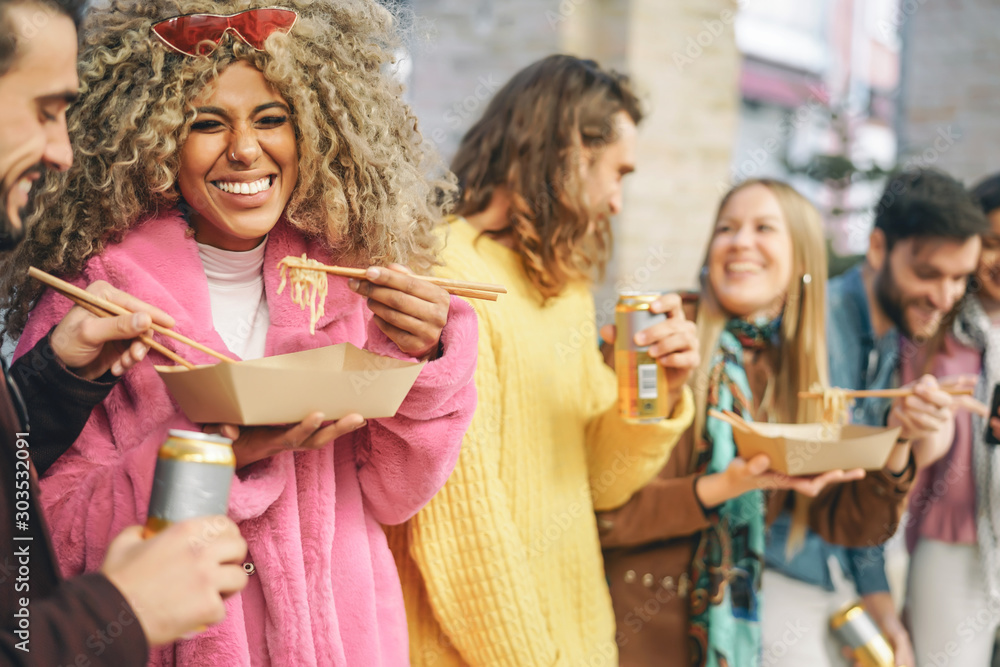 Φωτογραφία Happy friends eating street food and drinking beers outdoor - Group trendy peopl