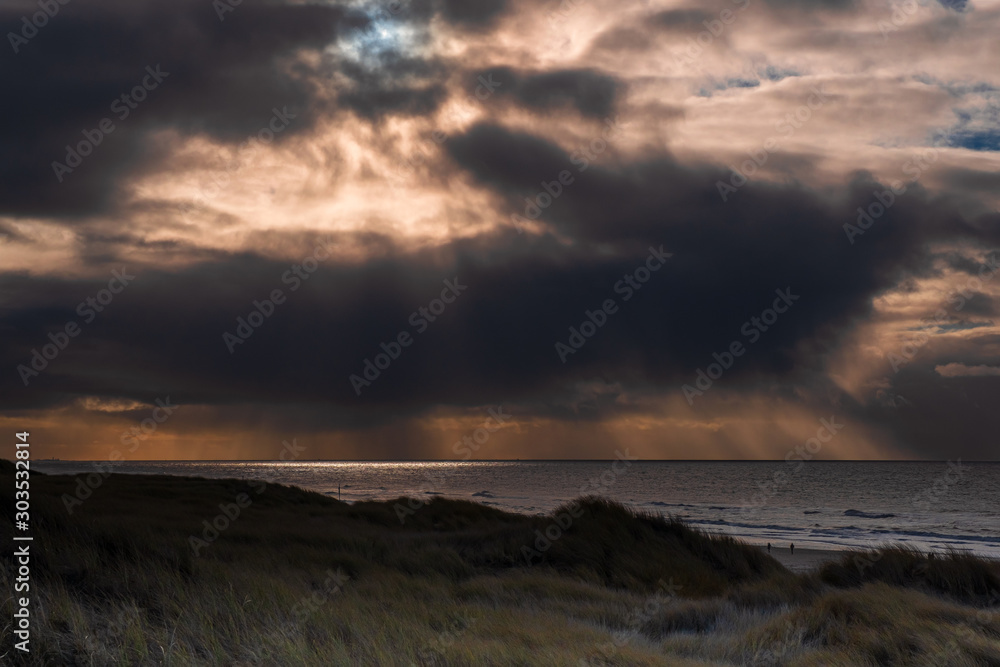 Dramatische Wolkenformation über der Nordsee vor der Küste von Egmond aan Zee/Niederlande im Winter Dramatische Wolkenformation über der Nordsee vor der Küste von Egmond aan Zee/Niederlande im Winter