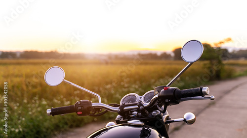 Fotografia motorcycle in a sunny motorbike on the road riding