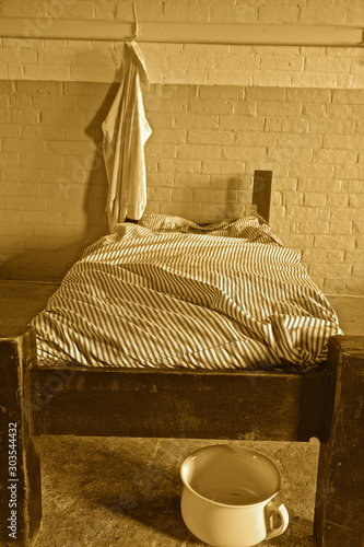 Tablou pe pânză Life in the workhouse, bed time