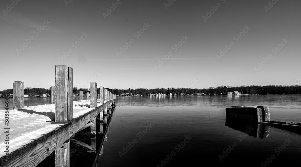 Obraz premium black and white of pier at Chautauqua lake in celeron new york 