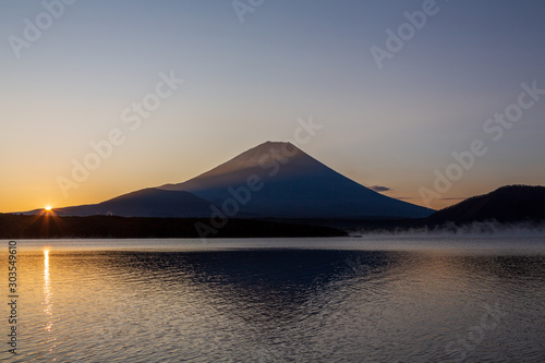 夜明けの本栖湖