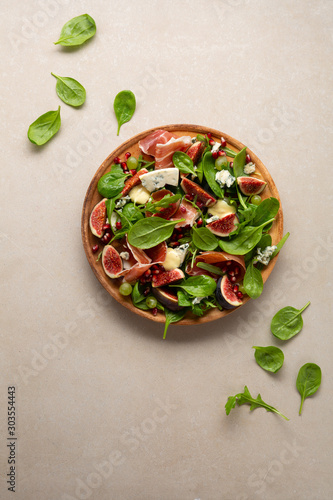 Baby spinach salad with meat