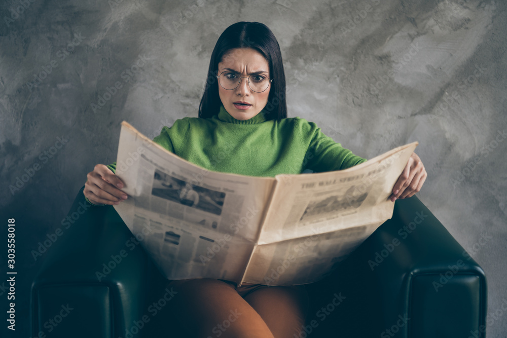 Ταπετσαρία Photo of outraged shocked woman in stupor reading fake terrible headlines news a