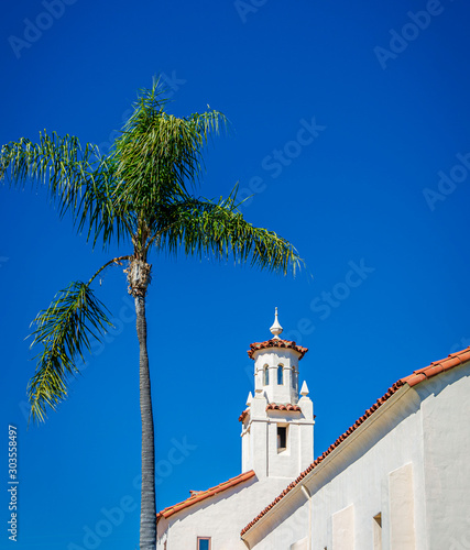 Santa Barbara building and tree © Chris