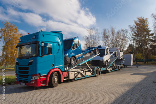 ein LKW mit Zugmaschinen