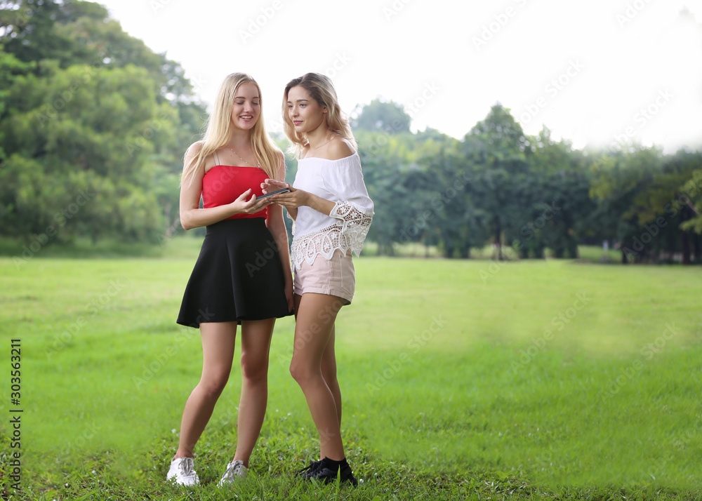 Obraz premium Candid shot of Young women talking outdoor 