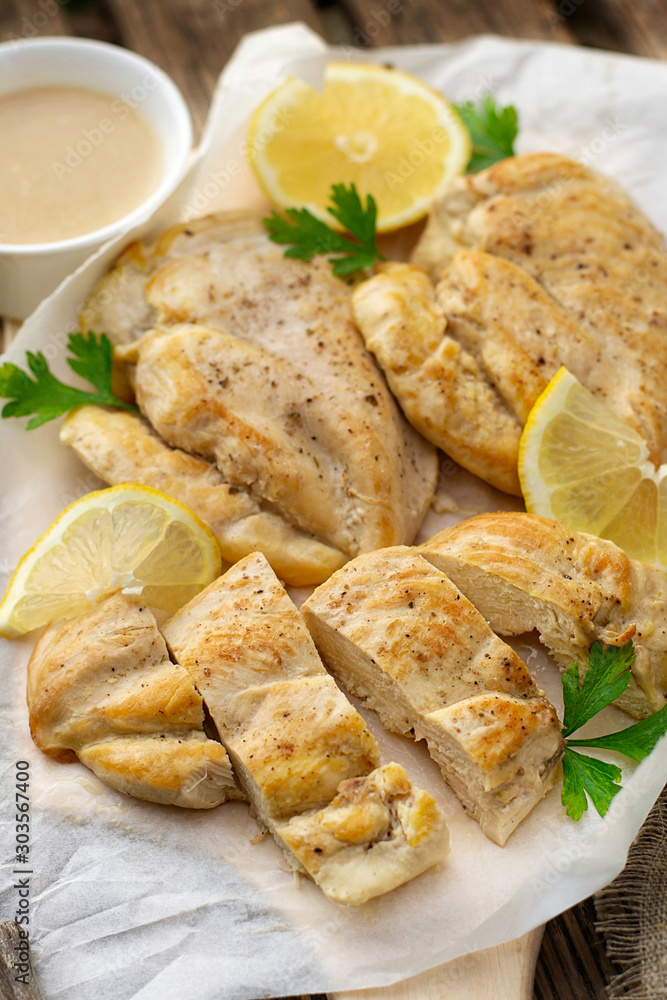 Grilled chicken breasts with pepper and lemon sauce